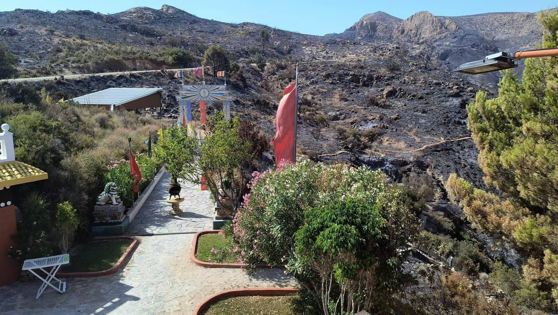 De tuin van het centrum met verbrande heuvels op de achtergrond