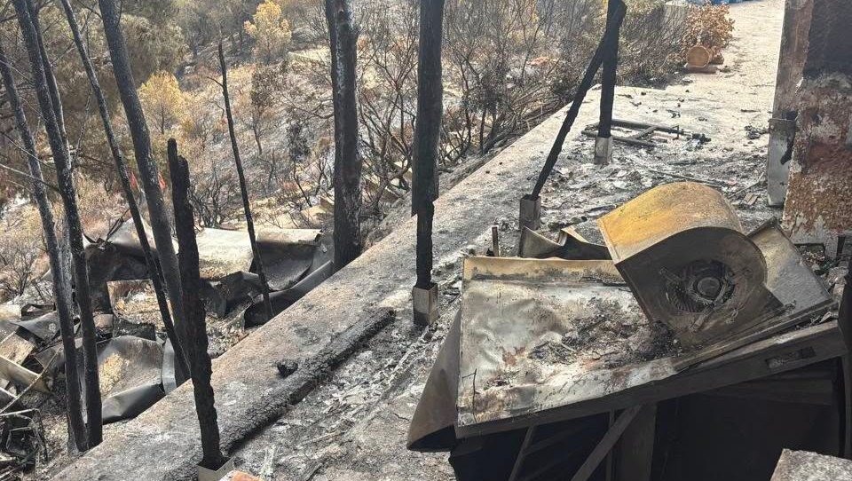 Uitgebrand terras met verwoeste apparatuur